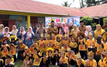 Bunda PAUD Kabupaten Solok Buka Masa Pengenalan Lingkungan Sekolah Ramah PAUD 4 Bunda PAUD Kabupaten Solok, Ny. Nia saat pembukaan Masa Pengenalan Lingkungan Sekolah Ramah PAUD di TK Negeri 1 Gunung Talang