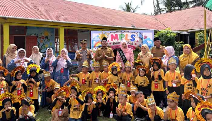 Bunda PAUD Kabupaten Solok Buka Masa Pengenalan Lingkungan Sekolah Ramah PAUD 1 Bunda PAUD Kabupaten Solok, Ny. Nia saat pembukaan Masa Pengenalan Lingkungan Sekolah Ramah PAUD di TK Negeri 1 Gunung Talang