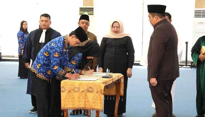 Lantik 40 PNS dan Pejabat Fungsional, Bupati Bintan Tekankan Integritas dan Pelayanan Berkualitas 1 Bupati Bintan, Roby Kurniawan lantik 40 PNS dan Pejabat Fungsional