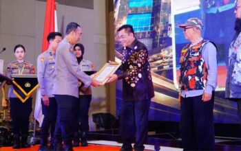 Bupati Muba, H. M. Toha Tohet terima penghargaan dari Kapolda Sumsel