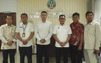 Bupati Sijunjung Bahas Penyelesaian Penguasaan Tanah dalam Kawasan Hutan dengan BPKH Wilayah I Medan 5 Bupati Sijunjung, Benny Dwifa Yuswir bersama Kepala BPKH Wilayah I Medan