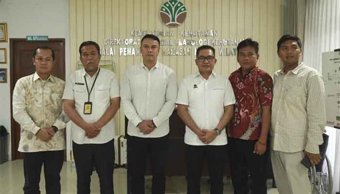 Bupati Sijunjung Bahas Penyelesaian Penguasaan Tanah dalam Kawasan Hutan dengan BPKH Wilayah I Medan 1 Bupati Sijunjung, Benny Dwifa Yuswir bersama Kepala BPKH Wilayah I Medan