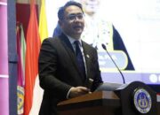 Dirjen Fauzan Adziman Beberkan Rumus Sukses Inovasi dari Oxford di Wisuda UNP ke-143 10 Direktur Jenderal Riset dan Pengembangan Kementerian Pendidikan Tinggi, Sains, dan Teknologi (Kemdiktisaintek), Dr. Fauzan Adziman, S.T., M.Eng., saat memberikan orasi ilmiah di Wisuda UNP 143