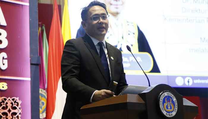 Direktur Jenderal Riset dan Pengembangan Kementerian Pendidikan Tinggi, Sains, dan Teknologi (Kemdiktisaintek), Dr. Fauzan Adziman, S.T., M.Eng., saat memberikan orasi ilmiah di Wisuda UNP 143