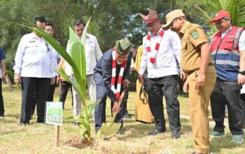 Gubernur Sumbar dan Menteri Lingkungan Hidup Canangkan Gerakan Tobat Ekologis 4 Gubernur Sumbar, Mahyeldi bersama Menteri LH, Moh Jumhur Hidayat, mencanangkan Gerakan Tobat Ekologis yang dirangkai dengan penanaman pohon di Politeknik Pelayaran Sumatera Barat, Kabupaten Padang Pariaman