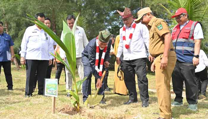 Gubernur Sumbar dan Menteri Lingkungan Hidup Canangkan Gerakan Tobat Ekologis 1 Gubernur Sumbar, Mahyeldi bersama Menteri LH, Moh Jumhur Hidayat, mencanangkan Gerakan Tobat Ekologis yang dirangkai dengan penanaman pohon di Politeknik Pelayaran Sumatera Barat, Kabupaten Padang Pariaman