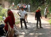 Perangkat Desa Balai Batu Sandaran bersama Mahasiswa KKN UNP Laksanakan Goro di Dusun Beringin