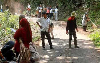 Perangkat Desa Balai Batu Sandaran bersama Mahasiswa KKN UNP Laksanakan Goro di Dusun Beringin