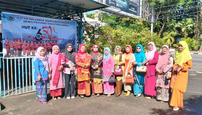 IKWI Sumbar Juara Umum Lomba Busana Adat Nusantara Tingkat Nasional 1 IKWI Sumbar Juara Umum Lomba Busana Adat Nusantara Tingkat Nasional
