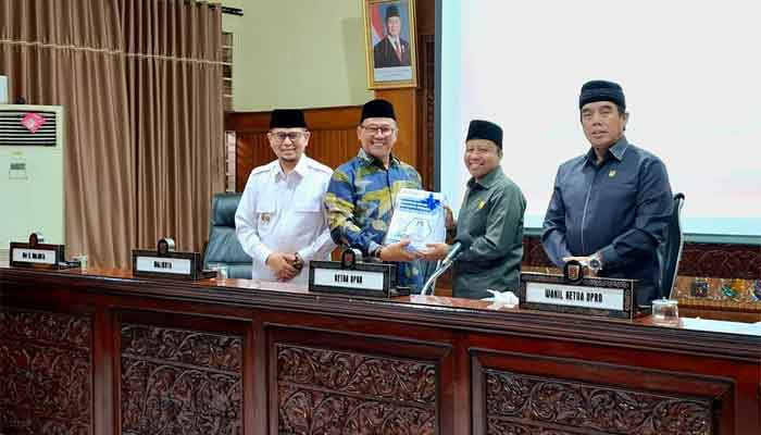 Wako Ramlan Nurmatias Hantarkan KUA PPAS APBD 2027 ke DPRD Kota Bukittinggi 1 Wali Kota Ramlan Nurmatias serahkan Hantaran KUA-PPAS APBD tahun 2027 kepada Ketua DPRD Bukittinggi