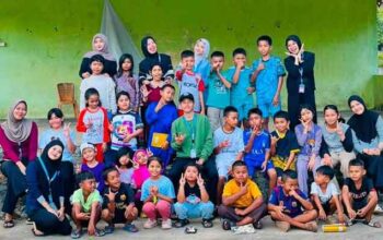 Gema Literasi Warnai Peringatan Hari Anak Nasional 2026 di Desa Duara Lingga 3 Mahasiswa KKN STISIPOL Tanjungpinang foto bersama usai peringatan Hari Anak Nasional 2026 di Desa Duara, Kecamatan Lingga Utara, Kabupaten Lingga