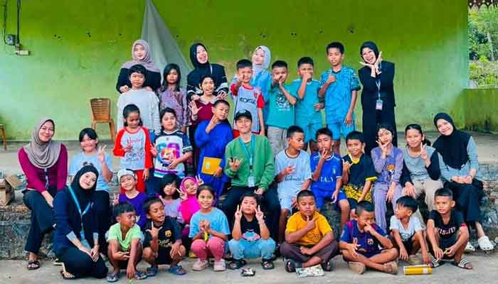Gema Literasi Warnai Peringatan Hari Anak Nasional 2026 di Desa Duara Lingga 1 Mahasiswa KKN STISIPOL Tanjungpinang foto bersama usai peringatan Hari Anak Nasional 2026 di Desa Duara, Kecamatan Lingga Utara, Kabupaten Lingga