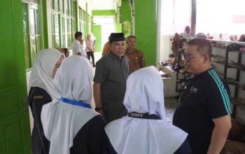 Wako Hendri Arnis tinjau HPS dan MPLS di SMP Negeri 1 Padang Panjang