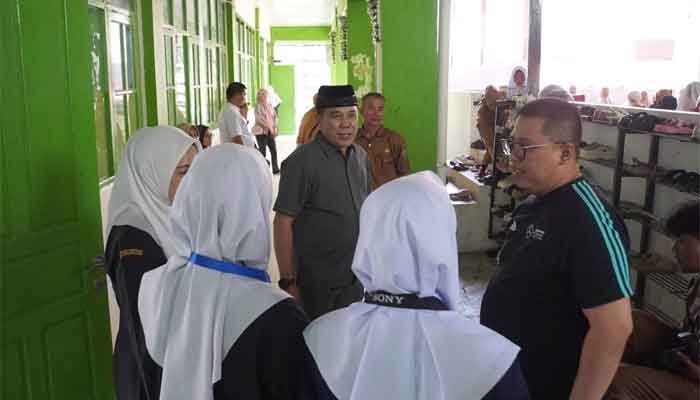 Wako Hendri Arnis tinjau HPS dan MPLS di SMP Negeri 1 Padang Panjang