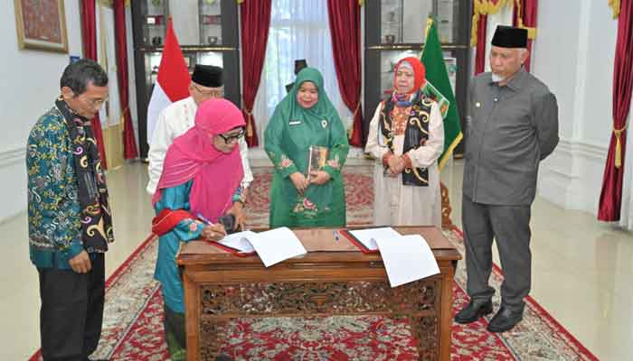Gubernur Sumbar Ajak Kampus Jadikan Hibah Buku Sastra Tamil sebagai Penguat Riset dan Pelestarian Warisan Minangkabau