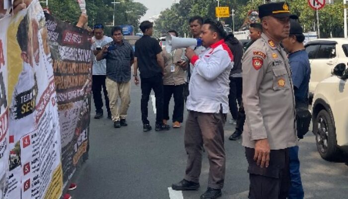 GAMIS Indonesia Gelar Aksi! Desak Evaluasi Sekretaris Kabinet dan Meminta Aparat Usut Teror Pengrusakan Mobil Ketum Gamis