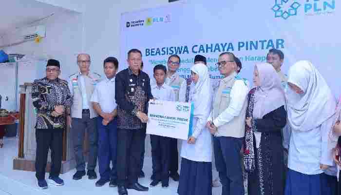 88 Siswa Berprestasi Payakumbuh Terima Beasiswa Cahaya Pintar dari YBM PLN 1 88 Siswa Berprestasi Payakumbuh Terima Beasiswa Cahaya Pintar dari YBM PLN