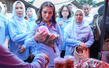 Istri Wapres Kunker ke Bintan, Peringati Hari Anak Nasional dengan Aksi Konservasi Laut 3 Istri Wapres Selvi Ananda bersama SERUNI KMP dalam Aksi Konservasi Laut di Pantai Dugong, Trikora, Kabupaten Bintan