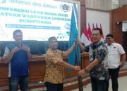 KLB PWI Bukittinggi Sukses, Asrial Gindo Raih Suara Terbanyak 9 Ketua PWI Sumbar, Widya Navies serahkan bendera kepemimpinan kepada Ketua PWI Bukittinggi terpilih, Asrial Gindo