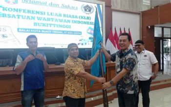 KLB PWI Bukittinggi Sukses, Asrial Gindo Raih Suara Terbanyak 6 Ketua PWI Sumbar, Widya Navies serahkan bendera kepemimpinan kepada Ketua PWI Bukittinggi terpilih, Asrial Gindo