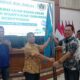 Ketua PWI Sumbar, Widya Navies serahkan bendera kepemimpinan kepada Ketua PWI Bukittinggi terpilih, Asrial Gindo