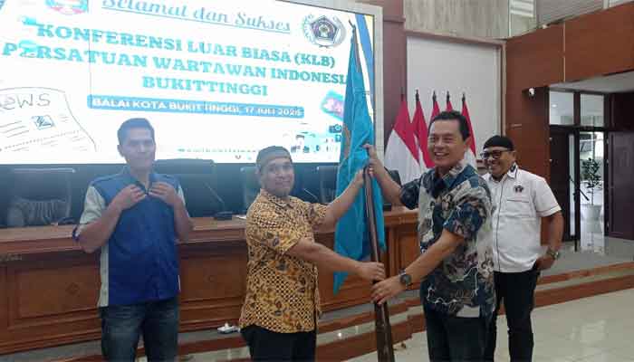 Ketua PWI Sumbar, Widya Navies serahkan bendera kepemimpinan kepada Ketua PWI Bukittinggi terpilih, Asrial Gindo