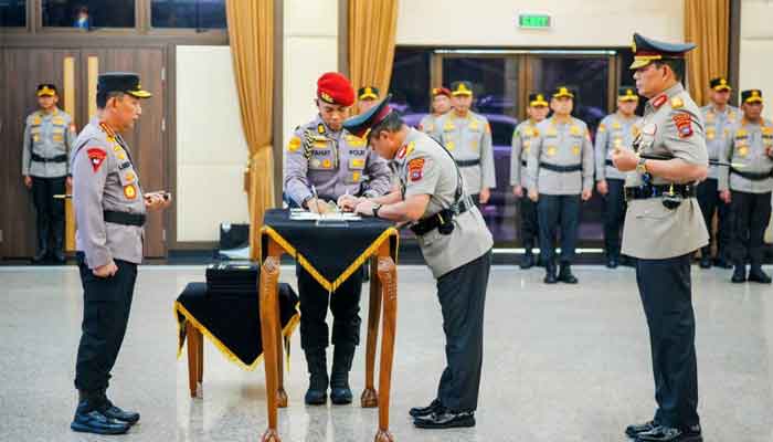 Kapolri Pimpin Pelantikan dan Sertijab 6 Kapolda 1 Kapolri Pimpin Pelantikan dan Sertijab 6 Kapolda