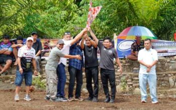 Wakil Ketua DPRD Sumbar, Evi Yandri Rajo Budiman saat penutupan Kejurnas Grasstrack Peridon Siap Maju di Pasbar