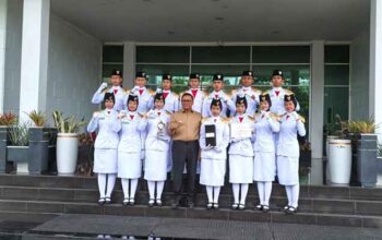 Wali Kota Ramlan Nurmatias bersama tim MAN 1 Kota Bukittinggi yang meraih Juara I Lomba Kreasi Baris Berbaris dan Pengibaran Bendera (LKBB-PB) Tingkat Provinsi
