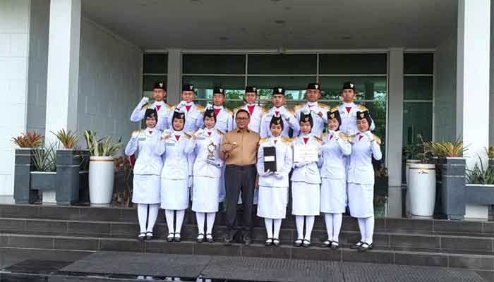 Wali Kota Ramlan Nurmatias bersama tim MAN 1 Kota Bukittinggi yang meraih Juara I Lomba Kreasi Baris Berbaris dan Pengibaran Bendera (LKBB-PB) Tingkat Provinsi