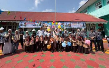 Bunda Guru PGRI Kabupaten Solok Semarakkan MPLS Ramah di SD Negeri 10 Koto Baru