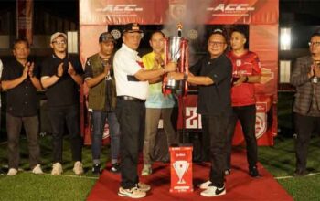Pemko Payakumbuh Perkuat Pembinaan Atlet Muda melalui MPL Season 2 4 Wawako Elzadaswarman serahkan hadiah Minisoccer Payakumbuh League (MPL) Season 2 Tahun 2026