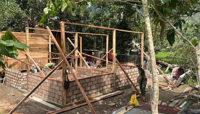 TMMD ke-129 di Jorong Buluh Kasok, Misnawati Dapat Bantuan Rehab Rumah Tidak Layak Huni 1 Satgas TMMD ke-129 di Jorong Buluh Kasok rehab rumah Misnawati