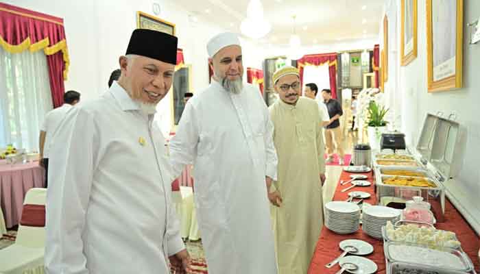 Gubernur Sumbar Dorong Penguatan Fikih Wasathiyah Bisa Menjawab Tantangan Keagamaan Kontemporer 1 Gubernur Sumbar, Mahyeldi bersama ulama dan pakar syariah asal Suriah, Syekh Abdul Al-Razzaq An-Najm, dalam Nadwah Fiqhiyyah Internasional