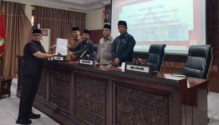 Enam Fraksi DPRD Kota Bukittinggi Sampaikan Pandangan Umum Ranperda Pajak dan Retribusi Daerah 1 Fraksi DPRD Kota Bukittinggi Sampaikan Pandangan Umum Ranperda Pajak dan Retribusi Daerah