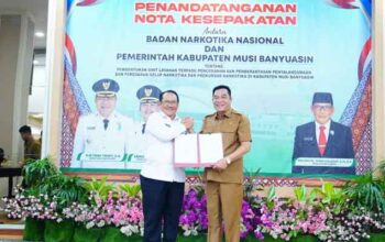 Bupati Musi Banyuasin, H M Toha Tohet bersama Kepala BNN Sumsel, Brigjen Pol Hisar Siallagan usai penandatanganan Nota Kesepakatan pembentukan Unit Layanan Terpadu Pencegahan dan Pemberantasan Penyalahgunaan dan Peredaran Gelap Narkotika (P4GN)