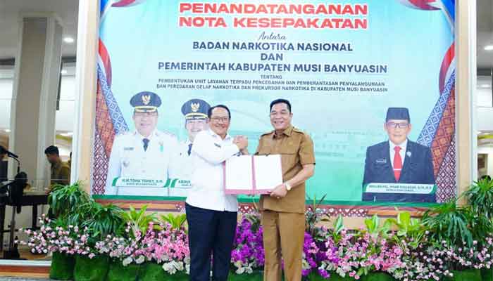 Bupati Musi Banyuasin, H M Toha Tohet bersama Kepala BNN Sumsel, Brigjen Pol Hisar Siallagan usai penandatanganan Nota Kesepakatan pembentukan Unit Layanan Terpadu Pencegahan dan Pemberantasan Penyalahgunaan dan Peredaran Gelap Narkotika (P4GN)