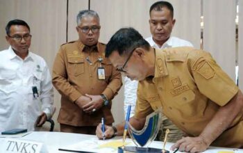 Pemkab dan TNKS Teken Kerja Sama Pengembangan Jalur Pendakian Gunung Kerinci via Solok Selatan 3 Pemkab dan TNKS Teken Kerja Sama Pengembangan Jalur Pendakian Gunung Kerinci via Solok Selatan