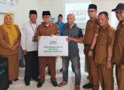 Pemko Bukittinggi bersama Baznas Salurkan Zakat dan Infak kepada 61 Mustahik