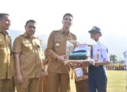 Pemko Sawahlunto Berikan Bantuan Seragam Sekolah Gratis bagi Siswa Kurang Mampu