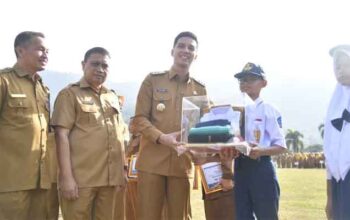 Wali Kota Sawahlunto, Riyanda Putra serahkan bantuan seragam sekolah gratis bagi siswa kurang mampu