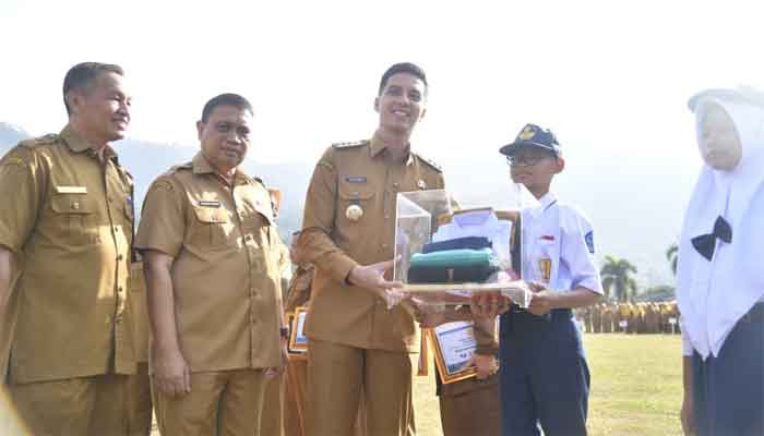 Wali Kota Sawahlunto, Riyanda Putra serahkan bantuan seragam sekolah gratis bagi siswa kurang mampu
