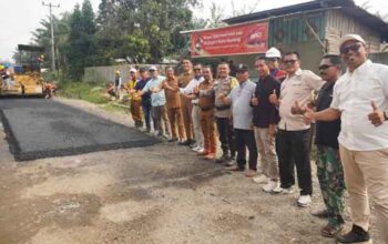 Jalan Poros Nagari Koto Gadang Mulai Diaspal Lewat Kolaborasi Pemkab Dharmasraya dan CSR Perusahaan 7 Pengaspalan jalan poros Nagari Koto Gadang, Kecamatan Koto Besar
