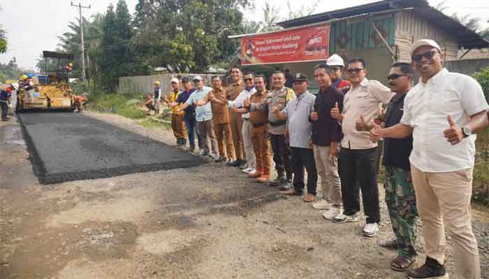 Jalan Poros Nagari Koto Gadang Mulai Diaspal Lewat Kolaborasi Pemkab Dharmasraya dan CSR Perusahaan