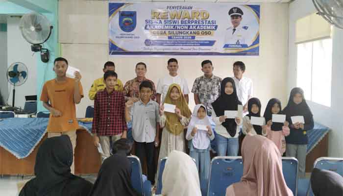 Pemerindah Desa Silungkang Oso berikan penghargaan bagi Siswa-Siswi Berprestasi tahun 2026