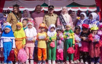 Peringatan HAN ke-42, Pemkab Solok Pertegas Komitmen Pemenuhan Hak Anak untuk Persiapkan Generasi Emas 4 Bupati Jon Firman Pandu hadiri peringatan Hari Anak Nasional (HAN) ke-42 Tahun 2026 di Stadion Tuanku Tabiang, GOR Batubatupang, Kotobaru