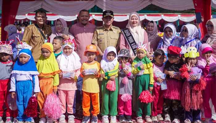 Peringatan HAN ke-42, Pemkab Solok Pertegas Komitmen Pemenuhan Hak Anak untuk Persiapkan Generasi Emas 1 Bupati Jon Firman Pandu hadiri peringatan Hari Anak Nasional (HAN) ke-42 Tahun 2026 di Stadion Tuanku Tabiang, GOR Batubatupang, Kotobaru