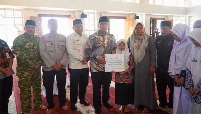 Wako Hendri Arnis Bergerak Cepat Wujudkan Padang Panjang Cerdas Melalui Program Pendidikan Terintegrasi 3 Wali Kota Padang Panjang, Hendri Arnis serahkan zakat Program Padang Panjang Cerdas di Masjid Agung Manarul 'Ilmi Islamic Centre