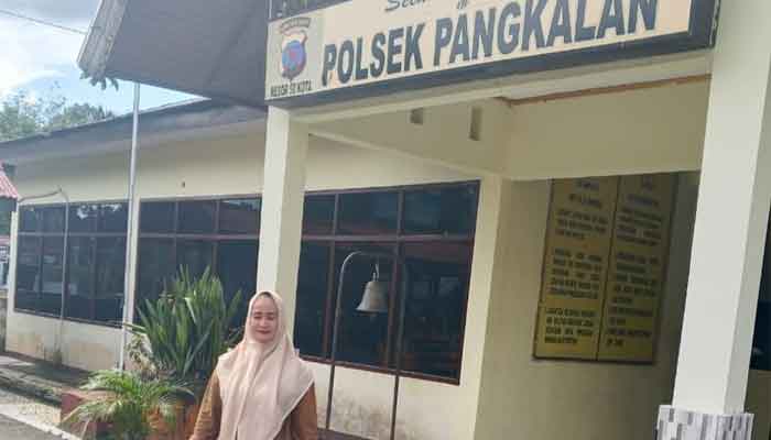 Warga Pasar Manggilang Putri Rahma Wati saat mendatangi Polsek Pangkalan