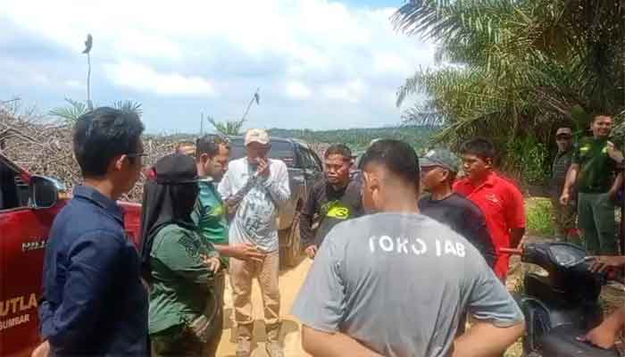 Ratusan Warga Sikabau Hadang Mobil UPTD Kehutanan Dharmasraya, Tolak Klaim Ulayat oleh PT KBL